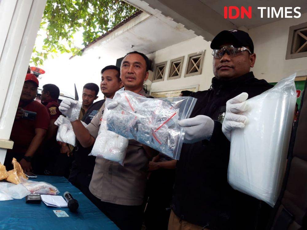 Kapolrestabes Surabaya, Kombes Sandi Nugroho melakukan rilis tembak mati atas pengedar narkoba. IDN Times/Fitria Madia