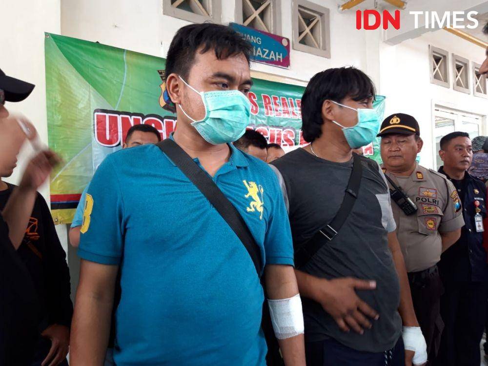 Dua petugas Polrestabes Surabaya yang terluka akibat penyerangan pengedar narkoba, Kamis  (2/1). IDN Times/Fitria Madia