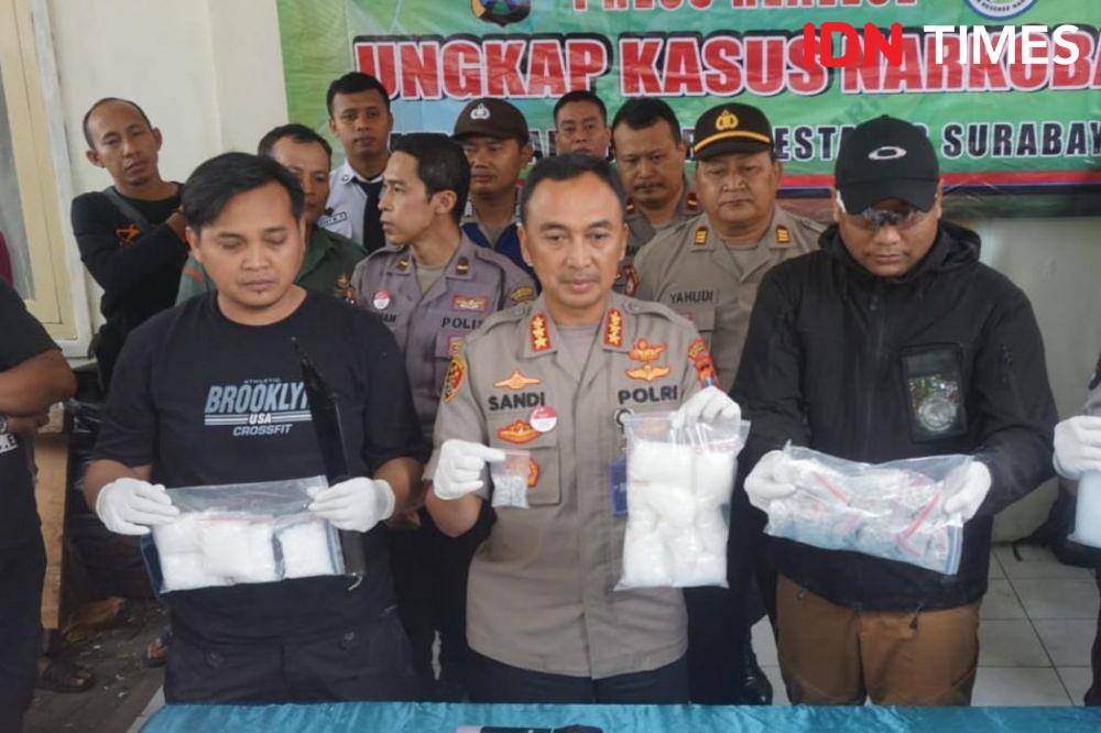 Kapolrestabes Surabaya, Kombes Sandi Nugroho melakukan rilis tembak mati atas pengedar narkoba. IDN Times/Fitria Madia