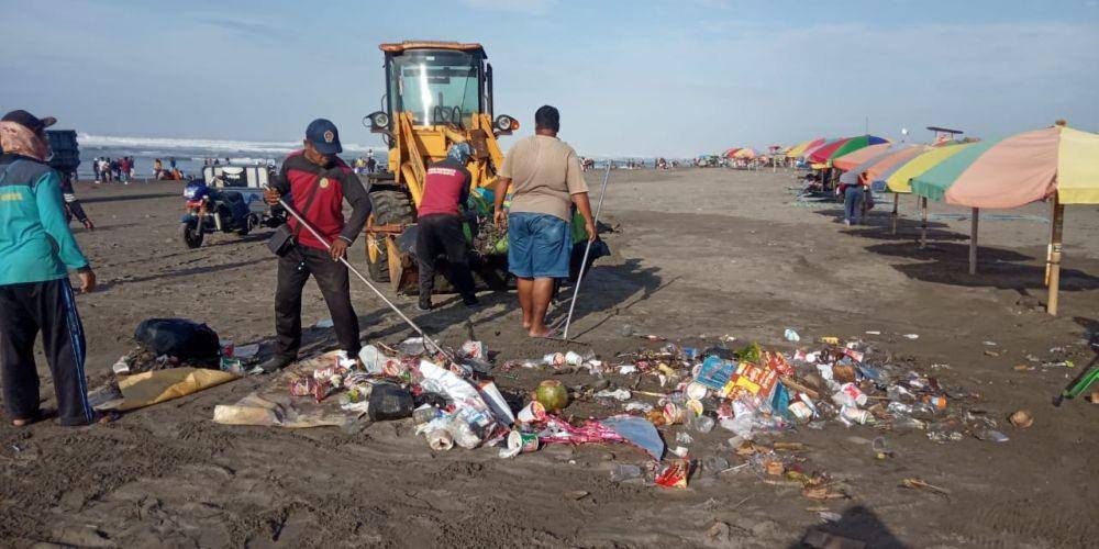 Petugas kebersihan membersihkan samlah di Pantai Parangtritis.IDN Times/Istimewa