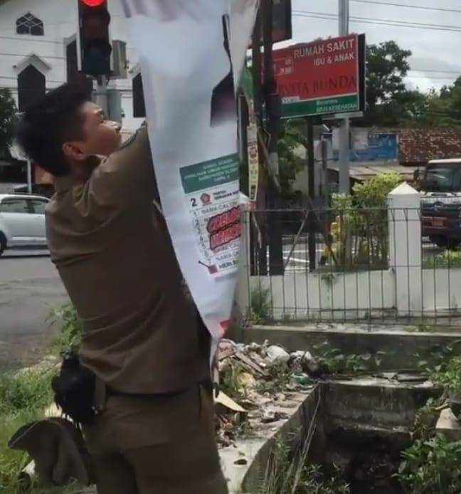 Penertiban reklame oleh Satpol PP Sleman. Instagram/depokkec