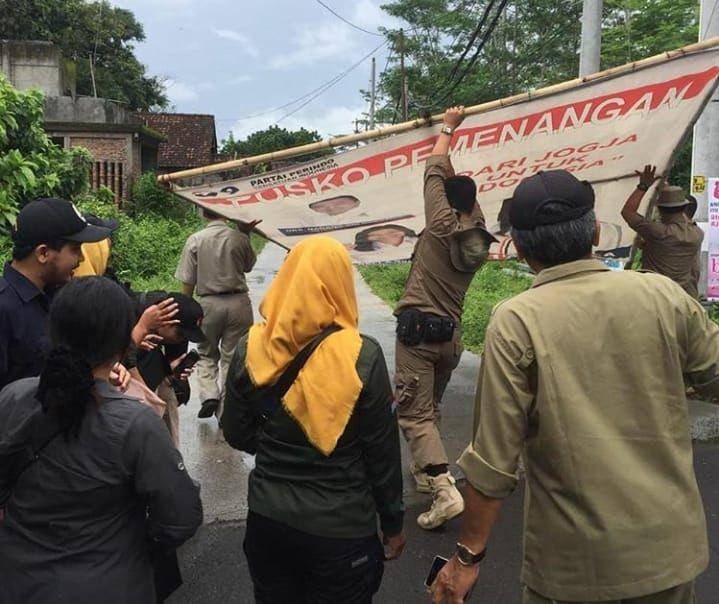 Penertiban reklame oleh Satpol PP Sleman. Instagram/depokkec