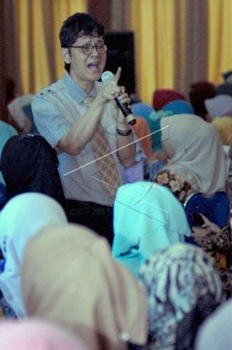 Dr Boyke Dian Nugraha (kiri), memberikan materi seminar, di Gedung Graha Bina Praja, Kantor Pemkab Pasuruan, Jatim, Sabtu (26/4). (ANTARA FOTO/Adhitya Hendra)