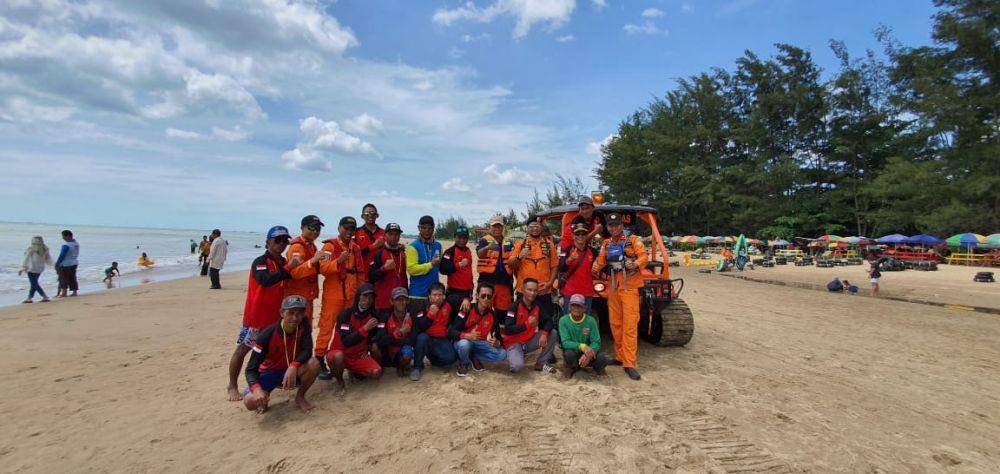 Tim SAR Gabungan di Pantai Manggar. (Sumber: Basarnas Balikpapan)