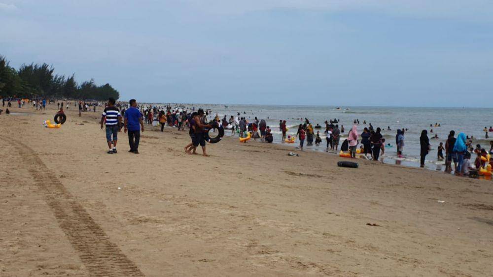 Situasi Pantai Manggar, Balikpapan Timur, Rabu (1/1) siang. (Sumber: Basarnas Balikpapan)