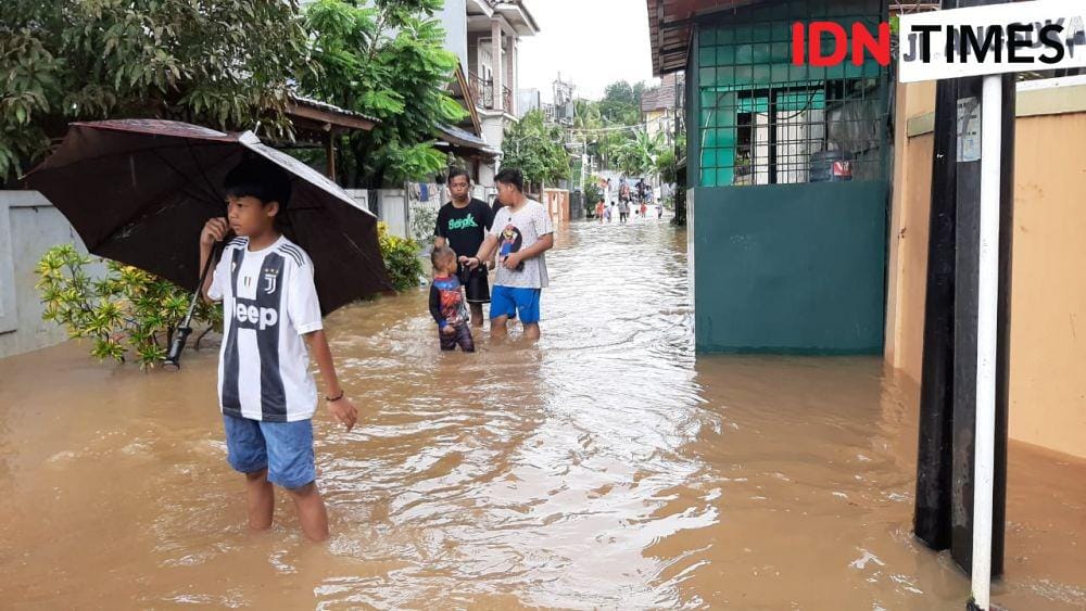 Banjir di Perumahan Pondok Cikunir Indah Jatibening Bekasi (IDN Times/Sunariyah)