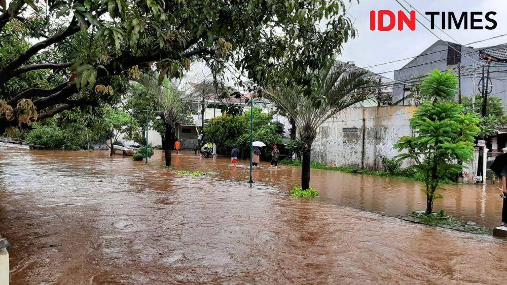 Banjir di Perumahan Pondok Cikunir Indah Jatibening Bekasi (IDN Times/Sunariyah)
