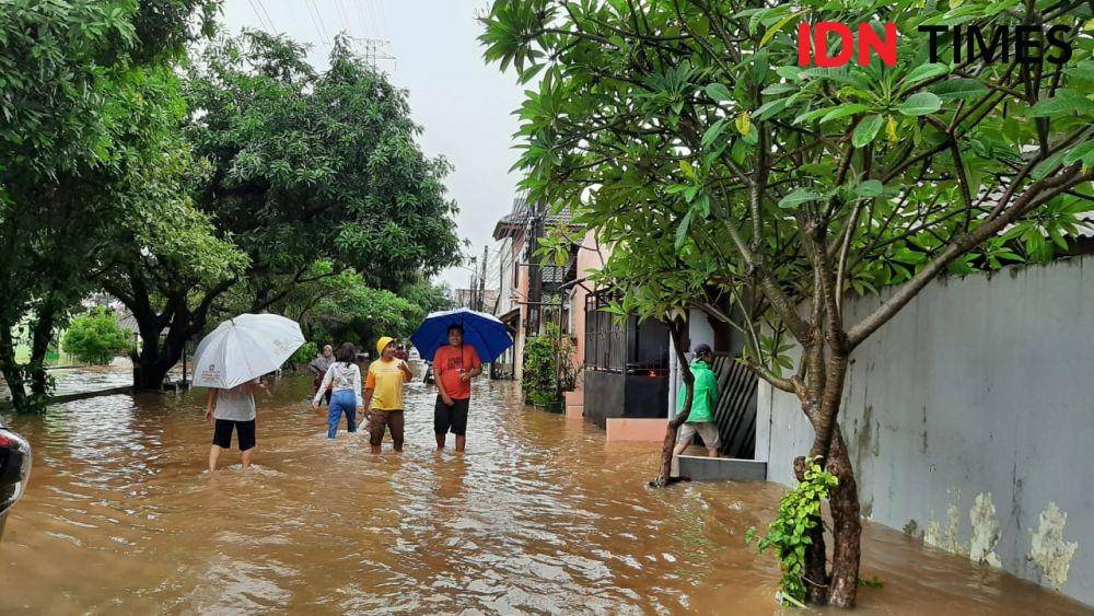 Banjir di Perumahan Pondok Cikunir Indah Jatibening Bekasi (IDN Times/Sunariyah)