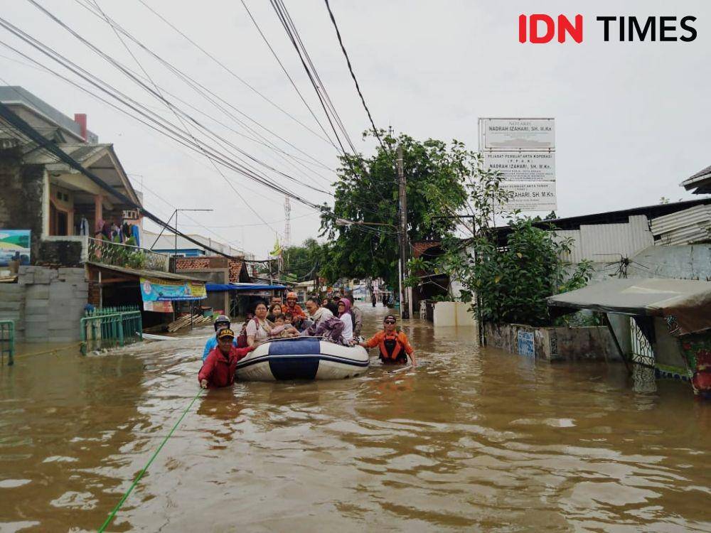 Evakuasi lansia dan balita yang terjebak banjir di kompleks IKIP Dosen Jatikramat, Bekasi (IDN Times/Dini Suciatiningrum)