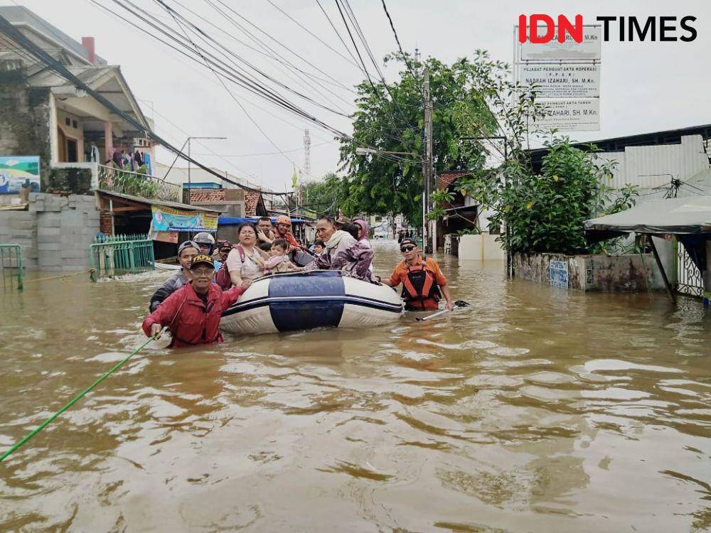 Evakuasi lansia dan balita yang terjebak banjir di kompleks IKIP Dosen Jatikramat, Bekasi (IDN Times/Dini Suciatiningrum)