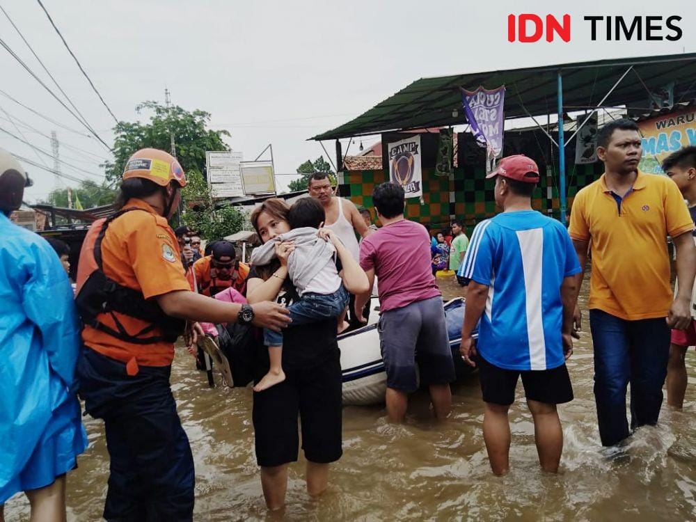 Evakuasi lansia dan balita yang terjebak banjir di kompleks IKIP Dosen Jatikramat, Bekasi (IDN Times/Dini Suciatiningrum)