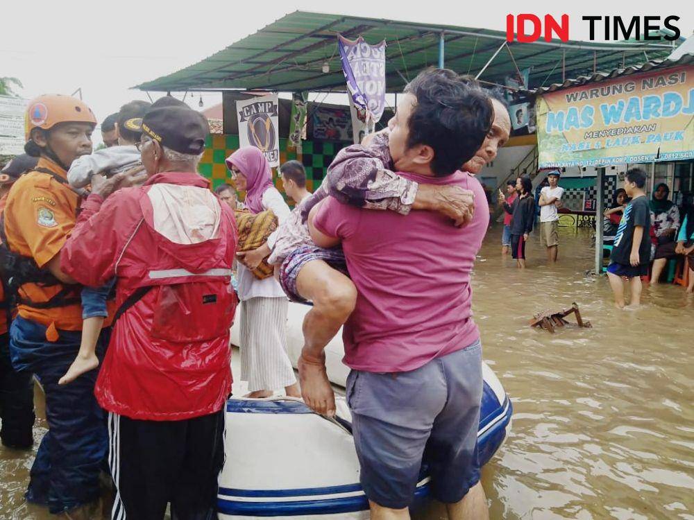 Evakuasi lansia dan balita yang terjebak banjir di kompleks IKIP Dosen Jatikramat, Bekasi (IDN Times/Dini Suciatiningrum)