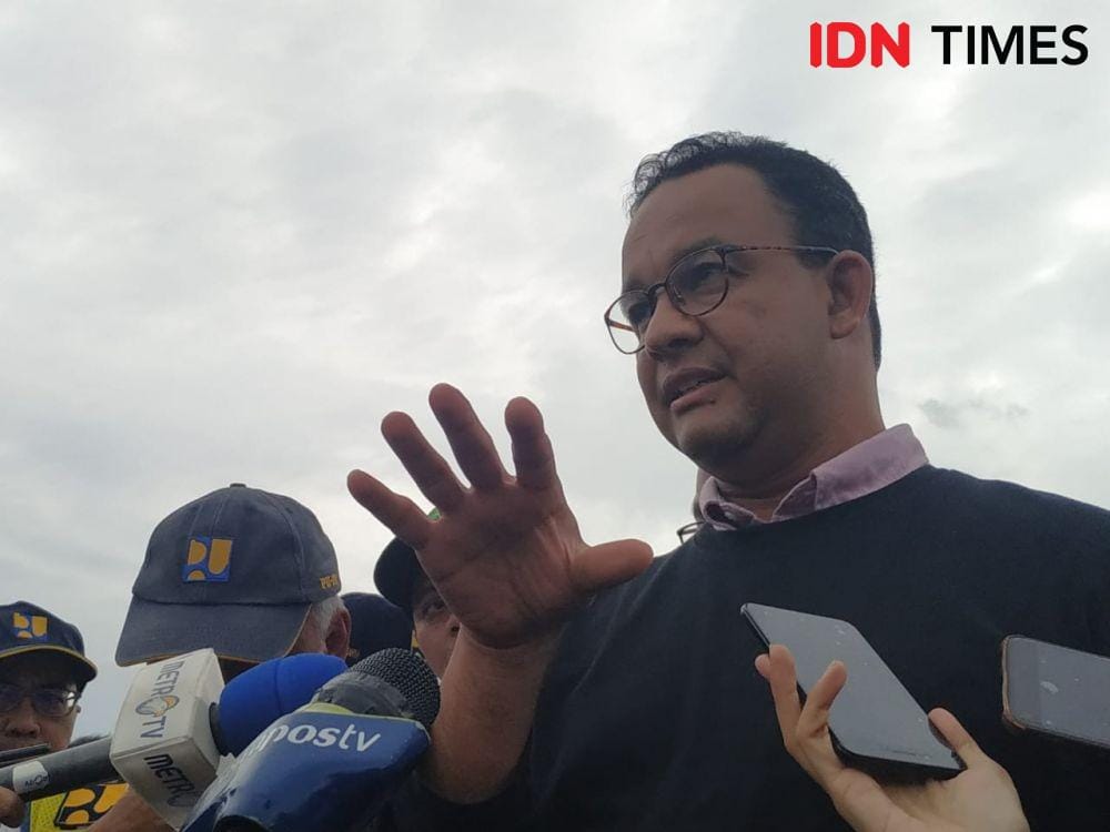 (Gubernur DKI Jakarta Anies Baswedan saat tinjau lokasi banjir di Jakarta) IDN Times/Auriga Agustina