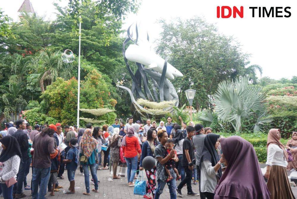Suasana di sekitar patung Suro dan Boyo yang berada di depan Kebun Binatang Surabaya, Rabu (1/1). IDN Times/Fitria Madia