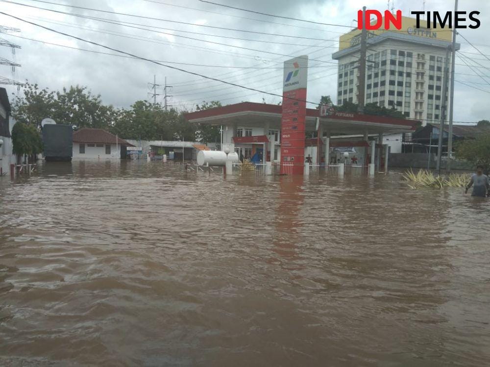 Banjir saat melanda kawasan Jakarta Barat, Rabu (1/1). (IDN Times/Lia Hutasoit)