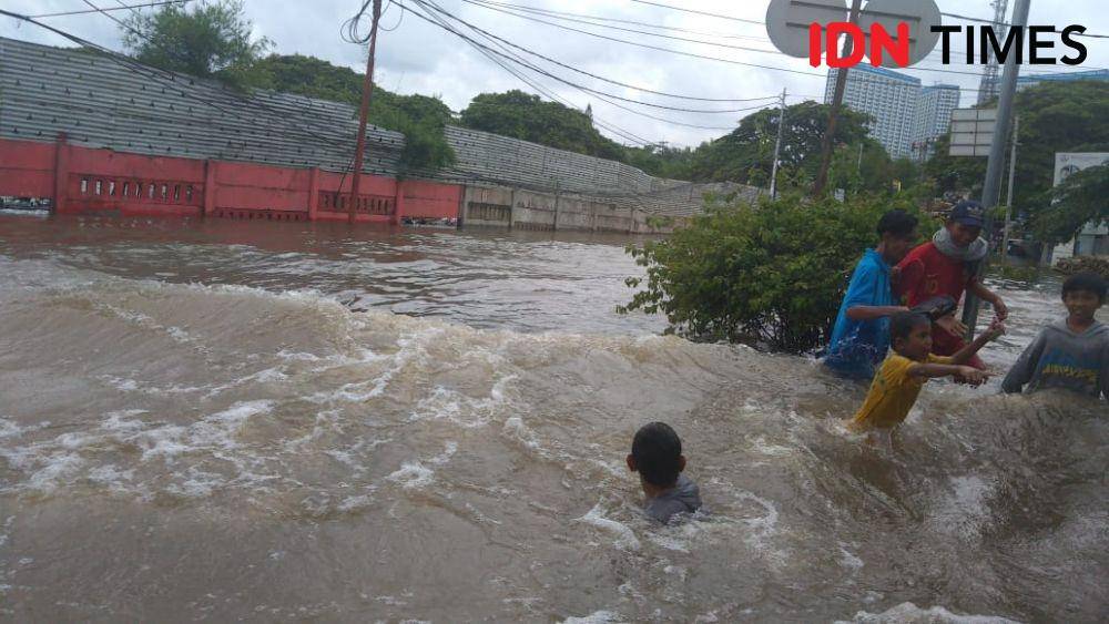 Banjir yang melanda kawasan Jakarta Barat pada Rabu (1/1). (IDN Times/Lia Hutasoit)