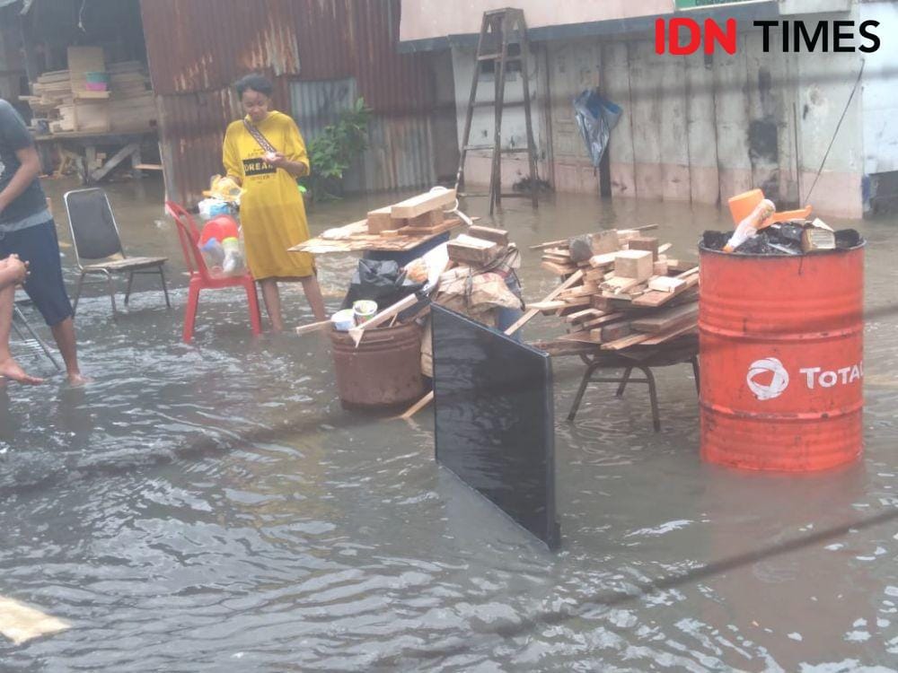 Kondisi banjir kawasan Jakarta Barat pada Rabu (1/1). (IDN Times/Lia Hutasoit)
