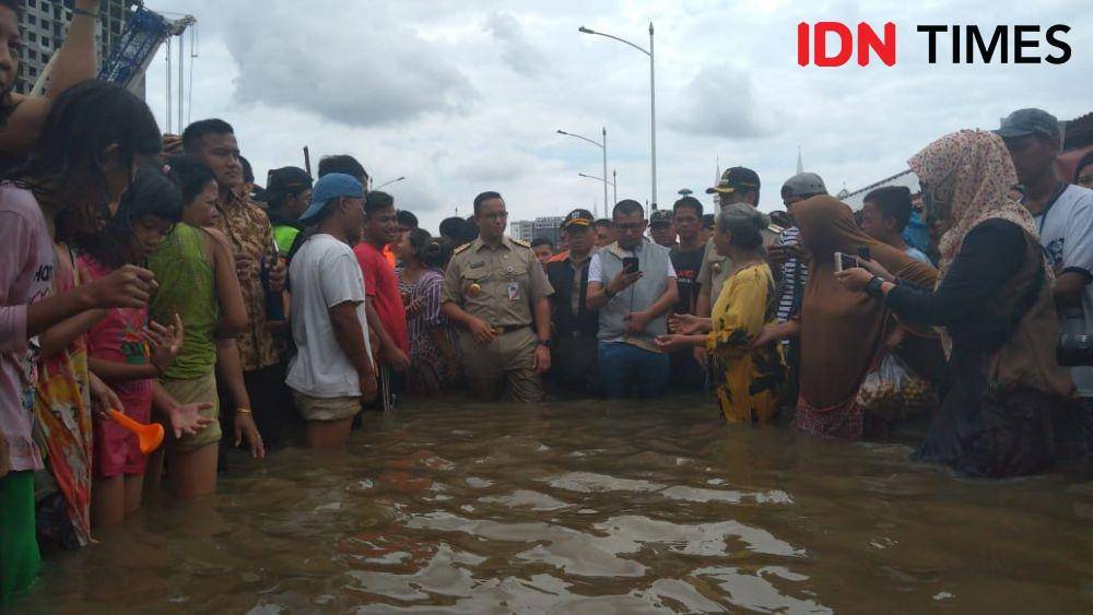 Gubernur DKI Jakarta Anies Baswedan meninjau banjir Kawasan Rusun Pesakih, Jakarta Barat. (IDN Times/Lia Hutasoit)