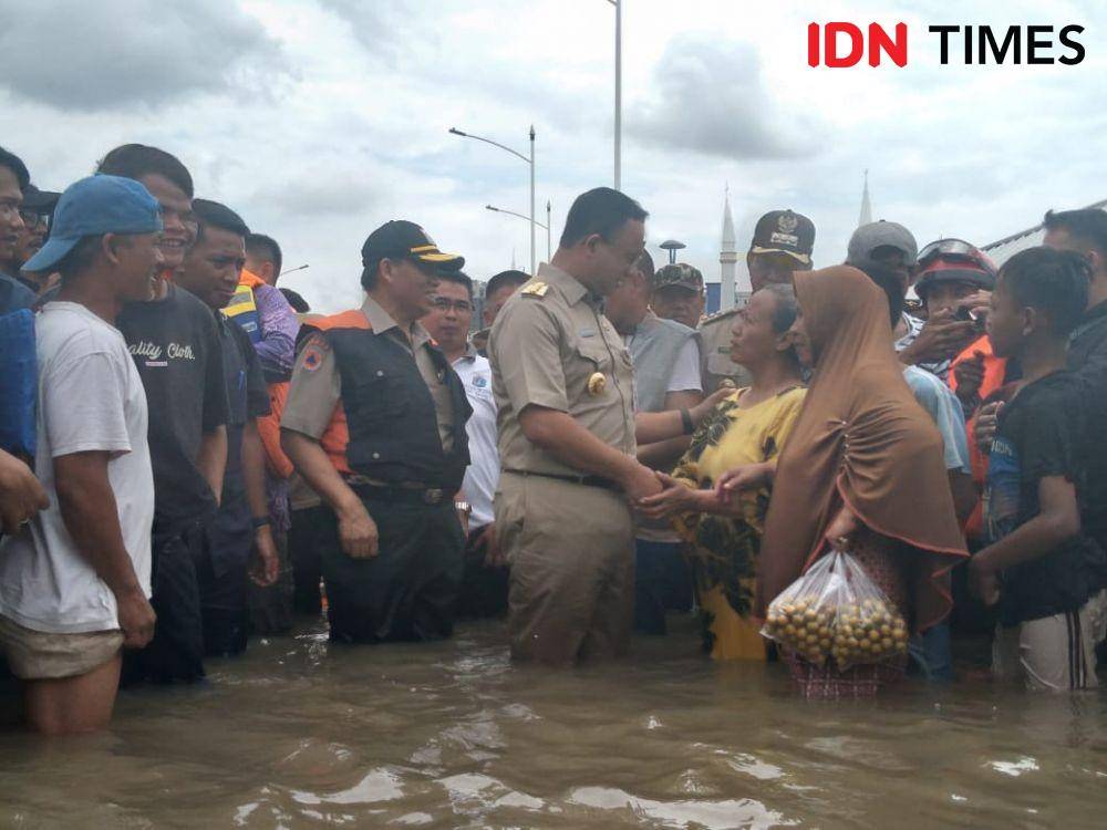 Gubernur DKI Jakarta Anies Baswedan meninjau banjir Kawasan Rusun Pesakih, Jakarta Barat. (IDN Times/Lia Hutasoit)