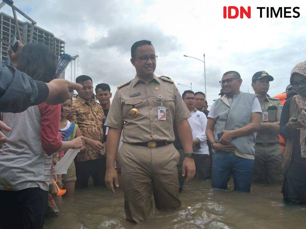 Gubernur DKI Jakarta Anies Baswedan meninjau banjir Kawasan Rusun Pesakih, Jakarta Barat. (IDN Times/Lia Hutasoit)