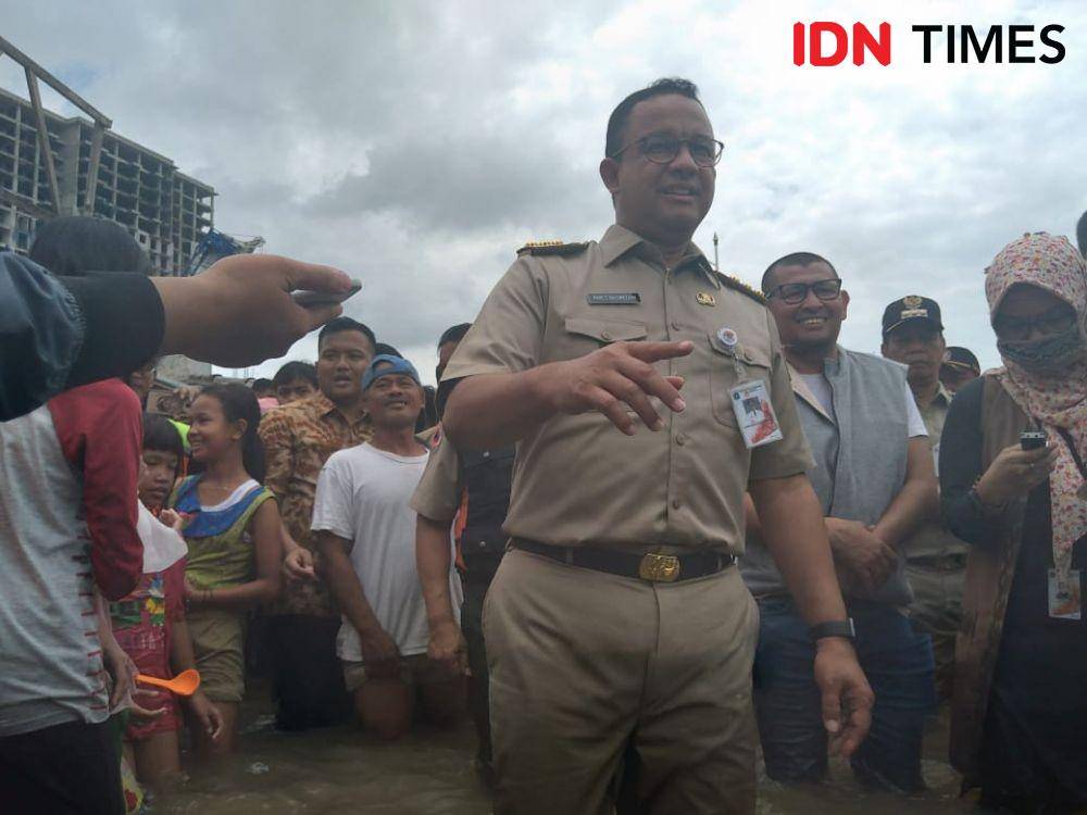 Gubernur DKI Jakarta Anies Baswedan meninjau banjir Kawasan Rusun Pesakih, Jakarta Barat. (IDN Times/Lia Hutasoit)