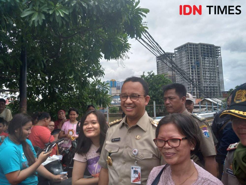 Gubernur DKI Jakarta Anies Baswedan meninjau banjir Kawasan Rusun Pesakih, Jakarta Barat. (IDN Times/Lia Hutasoit)