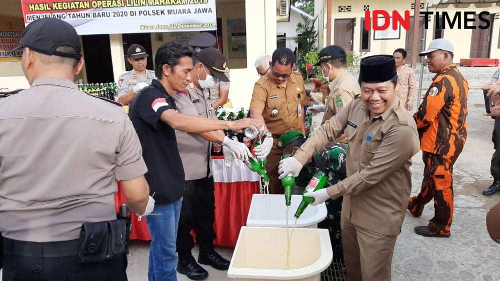 Ribuan botol miras dimusnahkan Polsek Muara Jawa bersama Muspika. (IDN Time/Surya Aditya)