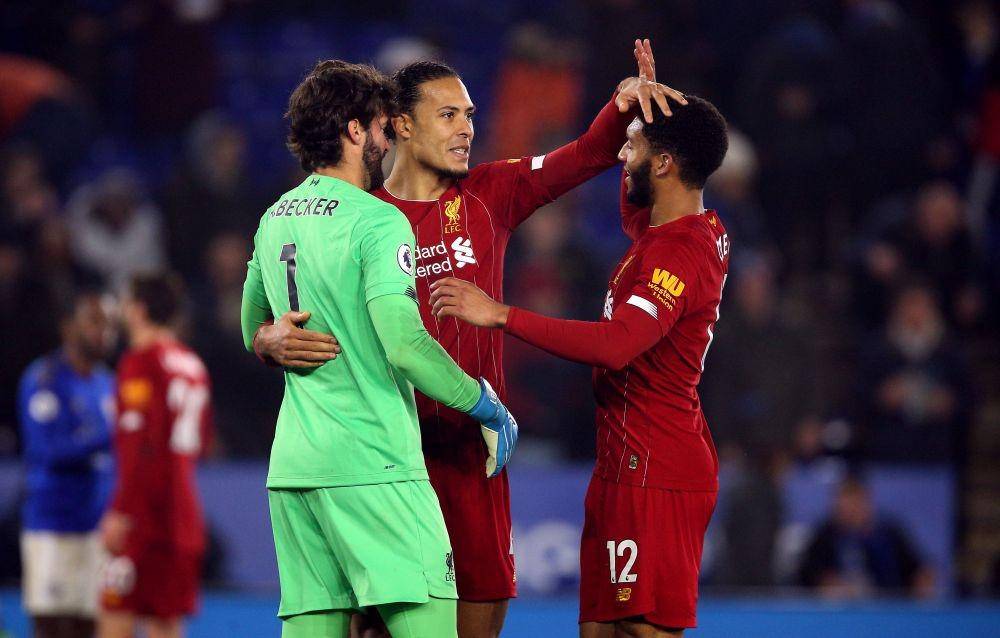 Allison, Van Dijk, dan Joe Gomez merayakan kemenangan Liverpool atas Sheffield United. Twitter/@Squawka
