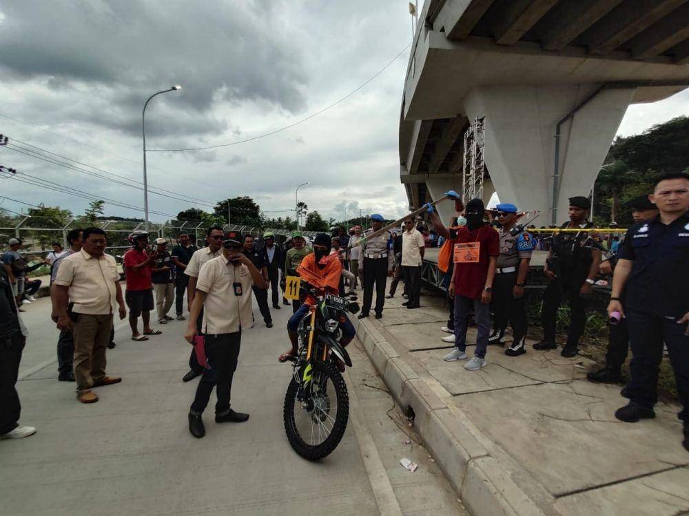 Tersangka Didi bersama saksi Imuh saat melakukan rekonstruksi perkara penikaman (Subbag Humas Polresta Samarinda)