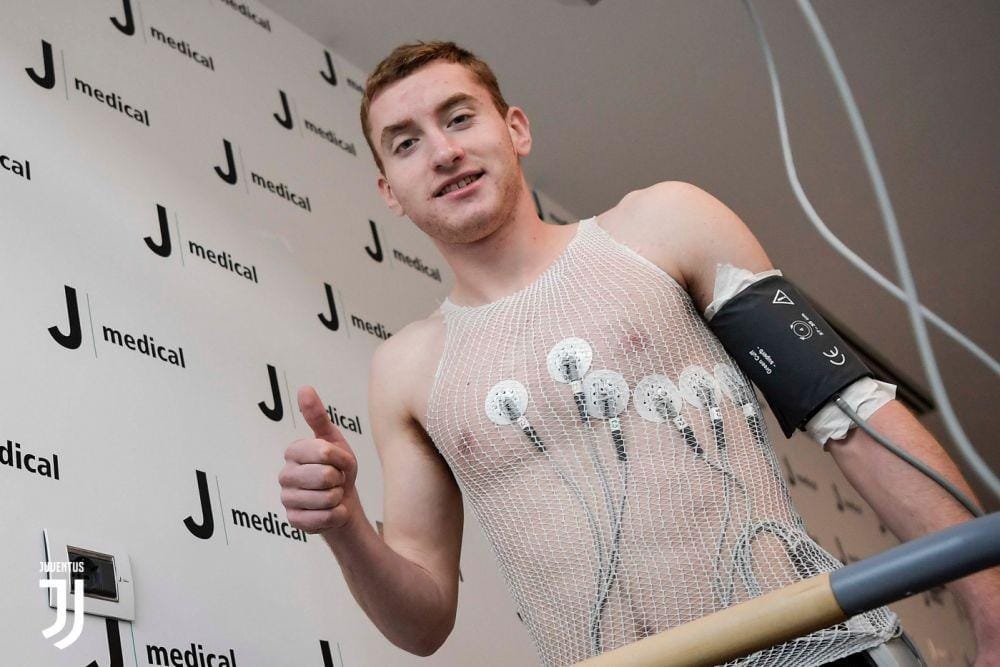 Dejan Kulusevski saat tes medis bersama Juventus, Kamis (2/1) ini. Twitter/@juventusfc