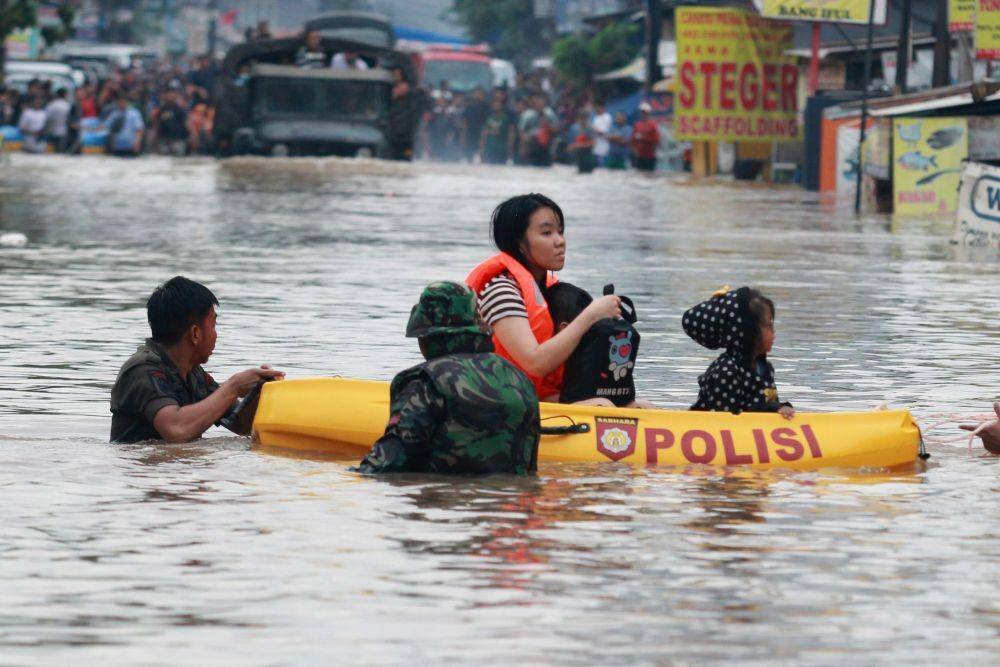 Tim SAR gabungan mengevakuasi warga yang terjebak banjir di perumahan Ciledug Indah 1, Tangerang, Banten. ANTARA FOTO/Muhammad Iqbal