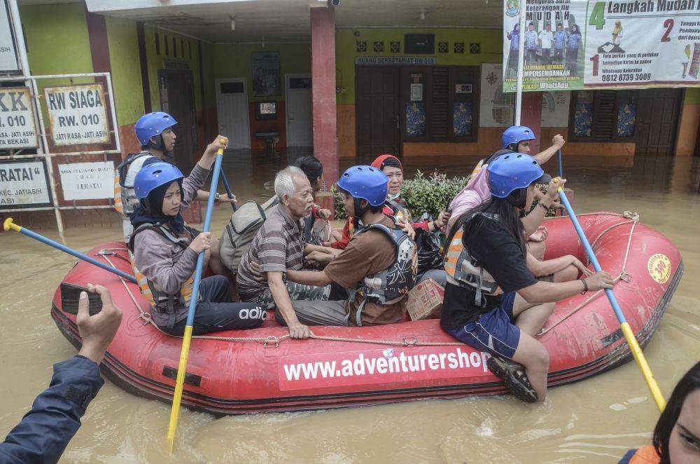 Tim SAR gabungan mengevakuasi warga lansia saat banjir di Perumahan Pondok Gede Permai Bekasi, Jawa Barat. ANTARA FOTO/Fakhri Hermansyah