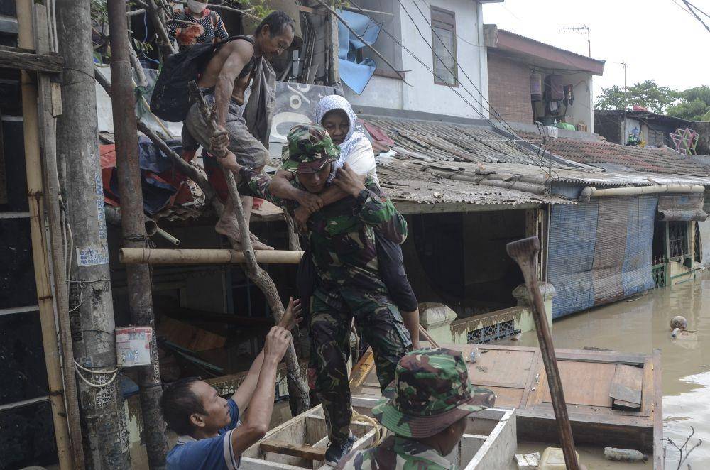 Anggota TNI AD mengevakuasi warga lansia yang sudah terjebak banjir selama dua hari di dalam rumahnya di Perumahan Pondok Gede Permai Bekasi, Jawa Barat. ANTARA FOTO/Fakhri Hermansyah