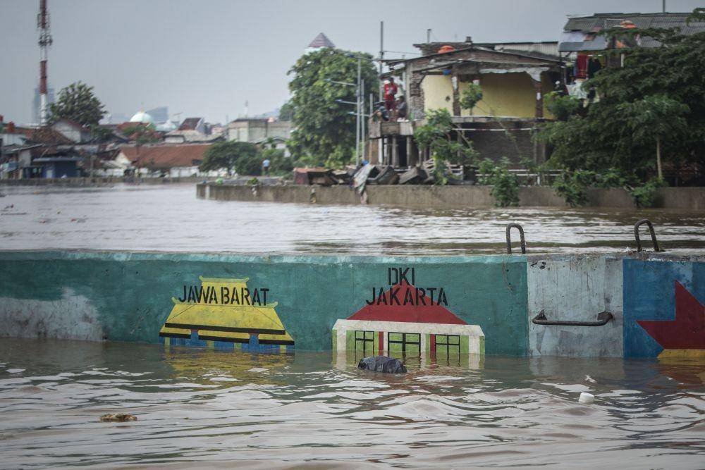 Suasana saat banjir di Jalan Jatinegara Barat, Kampung Pulo, Jakarta. ANTARA FOTO/Aprillio Akbar