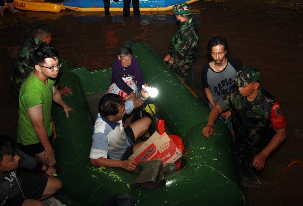 Personel TNI Kodim 0506 Tangerang melakukan evakuasi warga yang terjebak banjir di Perumahan Ciledug Indah 1, Tangerang, Banten. ANTARA FOTO/Muhammad Iqbal