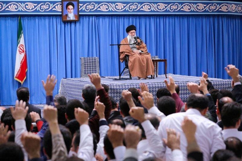 Pemimpin Tertinggi Iran Ayatollah Ali Khamenei berpidato saat pertemuan di Tehran, Iran, pada 1 Januari 2020. ANTARA FOTO/Official Khamenei website/Handout via REUTERS