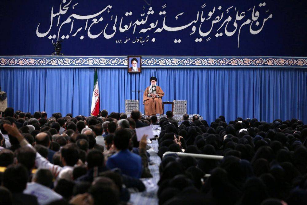 Pemimpin Tertinggi Iran Ayatollah Ali Khamenei berpidato saat pertemuan di Tehran, Iran, pada 1 Januari 2020. ANTARA FOTO/Official Khamenei website/Handout via REUTERS