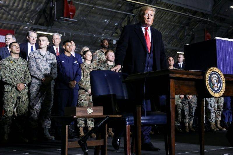 Presiden Amerika Serikat Donald Trump bersiap untuk menandatangani "National Defense Authorization Act for Fiscal Year 2020" (UU Otorisasi Pertahanan Nasional untuk Tahun Anggaran 2020) di Pangkalan Gabungan Andrews, Maryland, Amerika Serikat, pada 20 Desember 2019. ANTARA FOTO/REUTERS/Leah Millis