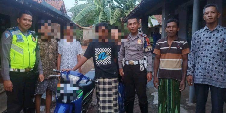 Polisi mendatangi remaja yang melakukan aksi nekat keramas di atas sepeda motor di Kebumen. Dok Humas Polres Kebumen