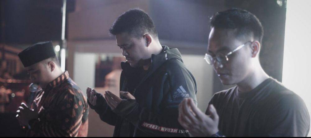 Bobby Nasution (tengah) merayakan pergantian tahun di Kota Medan dengan menggelar doa bersama anak muda Kota Medan (Dok. IDN Times)