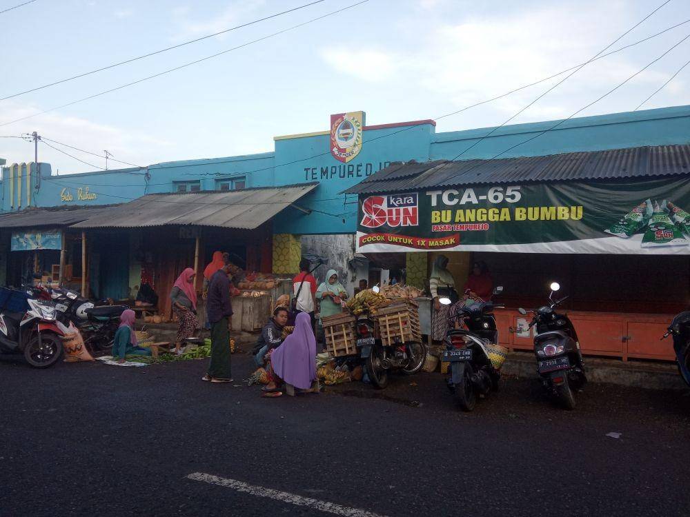 Aktivitas pedagang di Pasar Jember. IDN Times/Mohamad Ulil Albab