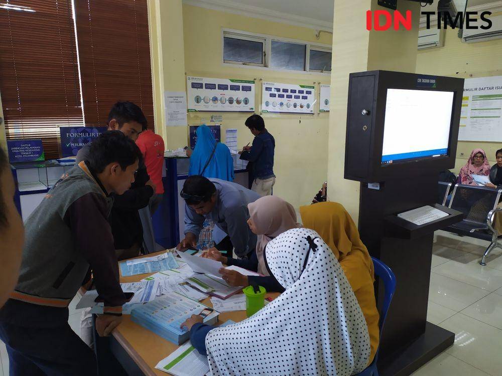 Ilustrasi aktivitas di Kantor BPJS Kesehatan Palembang Jalan R Sukamto (IDN Times/Feny Maulia Agustin)