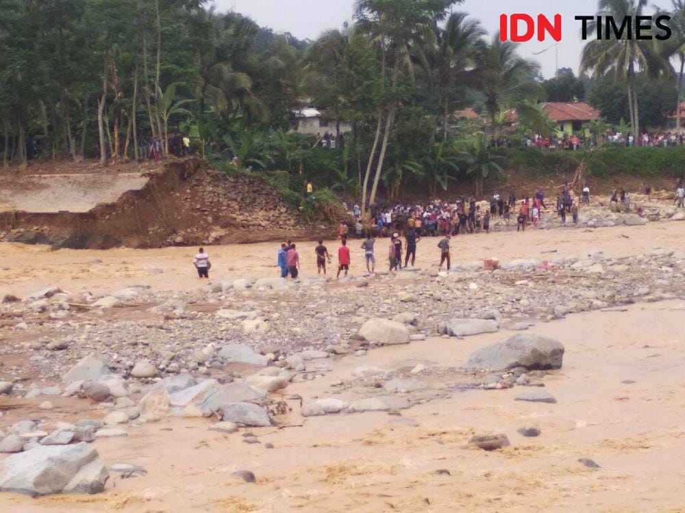 Penambangan liar diduga menjadi salah satu penyebab banjir dan longsor di Kabupaten Lebak. IDN Times/khaerul anwar