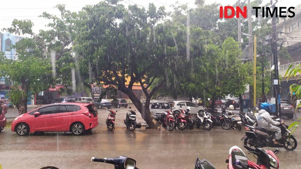 Hujan mengguyur Kota Makassar, Kamis (2/1). IDN Times/Sahrul Ramadan