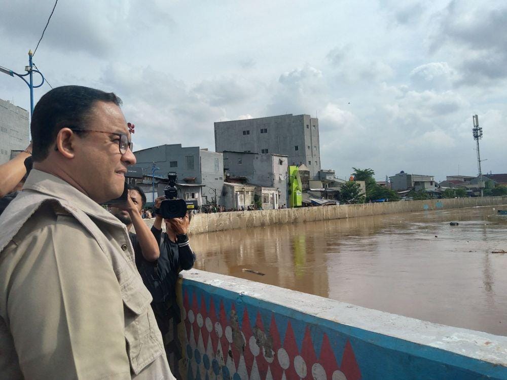 Gubernur Anies Baswedan meninjau lokasi banjir di Kampung Pulo, Jatinegara, Jakarta Timur (IDN Times/Lia Hutasoit)