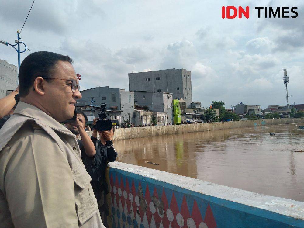 Gubernur Anies Baswedan meninjau lokasi banjir di Kampung Pulo, Jatinegara, Jakarta Timur (IDN Times/Lia Hutasoit)