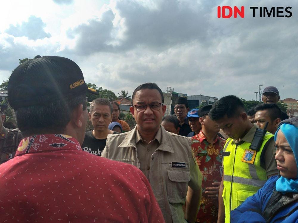 Gubernur Anies Baswedan meninjau lokasi banjir di Kampung Pulo, Jatinegara, Jakarta Timur (IDN Times/Lia Hutasoit)