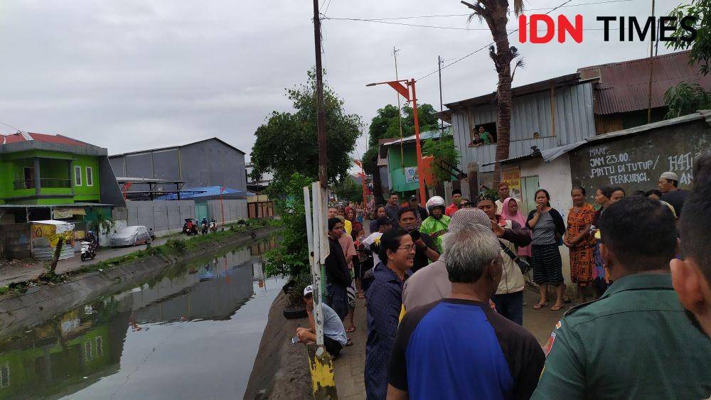 Lokasi tenggelamnya korban di kanal Jalan Inspeksi Kanal, Barabaraya Selatan, Makasar, Kamis (2/1) / Sahrul Ramadan