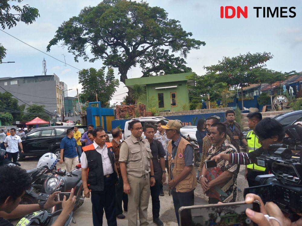 Gubernur DKI Jakarta Anies Baswedan meninjau pintu air Manggarai (IDN Times/Lia Hutasoit)