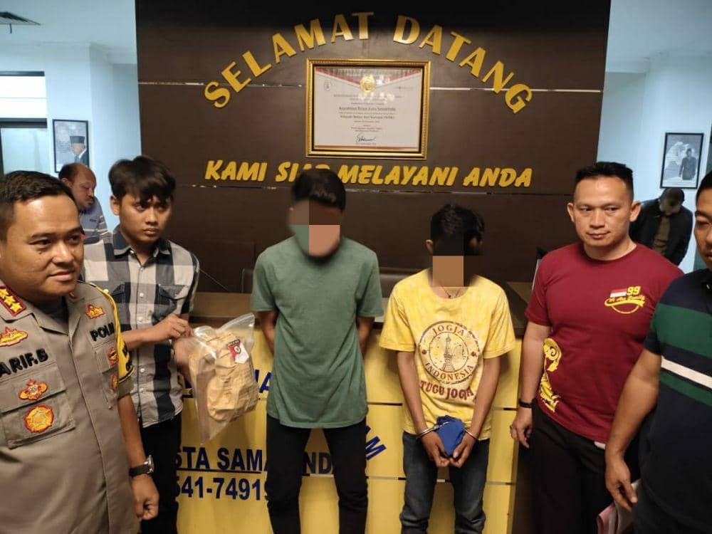 Saksi utama kejadian, Imuh (24) baju hijau dan Didi, baju kuning (24) tersangka penusukan musisi Jumariansyah (42) di hadapan media di Mapolresta Samarinda (Subbag Humas Polresta Samarinda)